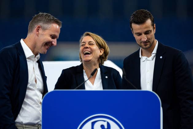 18.07.2026, Mitgliederversammlung 2026 des FC Schalke 04 in der Veltins Arena. v. l. Vorsitzender des Aufsichstrates Axel Hefer (FC Schalke 04), Vorständin Finanzen Christina Rühl-Hamers (FC Schalke 04), Vorstandsvorsitzender Matthias Tillmann (FC Schalke 04). Gelsenkirchen Veltins Arena NRW Deutschland xRHR-FOTO DEx *** July 18, 2026, FC Schalke 04 2026 General Meeting at the Veltins Arena: (from left) Axel Hefer, Chairman of the Supervisory Board, FC Schalke 04; Christina Rühl Hamers, Chief Financial Officer, FC Schalke 04; CEO Matthias Tillmann, FC Schalke 04, Gelsenkirchen, Veltins Arena, North Rhine-Westphalia, Germany, xRHR PHOTO DEx Copyright: DennisxEwert RHR-FOTOx RHR-FOTO DE
