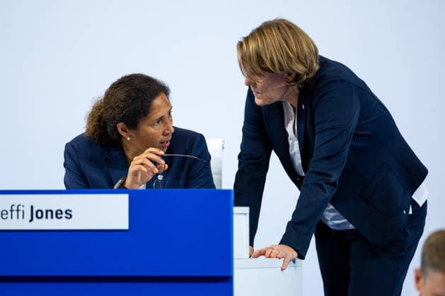 18.07.2026, Mitgliederversammlung 2026 des FC Schalke 04 in der Veltins Arena. v. l. Aufsichtsrat Steffi Jones (FC Schalke 04). Vorständin Finanzen Christina Rühl-Hamers (FC Schalke 04). Gelsenkirchen Veltins Arena NRW Deutschland xRHR-FOTO DEx *** July 18, 2026, FC Schalke 04 2026 General Meeting at the Veltins Arena; from left: Supervisory Board member Steffi Jones; FC Schalke 04 Chief Financial Officer Christina Rühl Hamers; FC Schalke 04; Gelsenkirchen; Veltins Arena; North Rhine-Westphalia; Germany; xRHR PHOTO DEx Copyright: DennisxEwert RHR-FOTOx RHR-FOTO DE