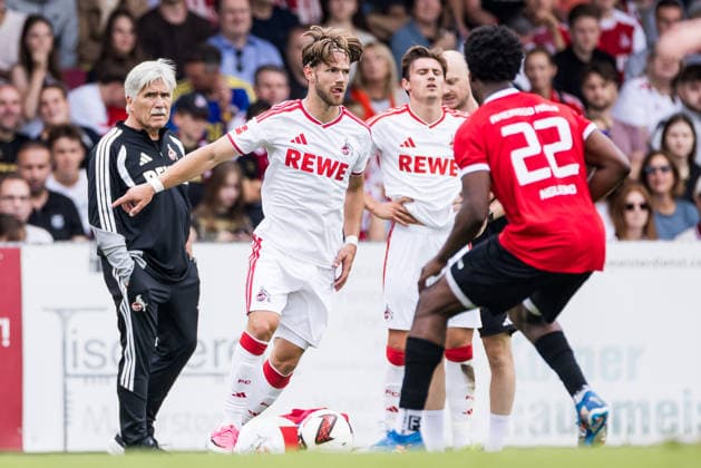Sport Bilder des Tages COLOGNE, GERMANY - JULY 18: Jan Thielmann (1. FC Koeln, 29) controls the ball against Yann Nguemo (FC Rheinsued Koeln, 22) during the first friendly game of season 2026 27 between 1. FC Koeln vs FC Rheinsued Koeln at Suedstadion on July 18, 2026 in Cologne, Germany. North Rhine Westphalia Germany Copyright: xSteffiexWunderlx