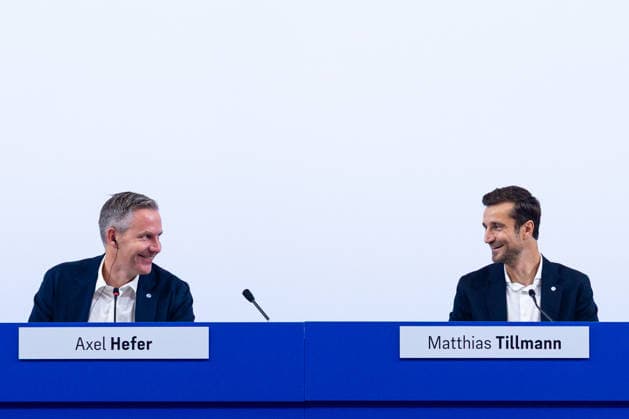 18.07.2026, Mitgliederversammlung 2026 des FC Schalke 04 in der Veltins Arena. v. l. Vorsitzender des Aufsichstrates Axel Hefer (FC Schalke 04), Vorstandsvorsitzender Matthias Tillmann (FC Schalke 04) lachen. Gelsenkirchen Veltins Arena NRW Deutschland xRHR-FOTO DEx *** July 18, 2026, FC Schalke 04 2026 General Meeting at the Veltins Arena: from left, Axel Hefer, Chairman of the Supervisory Board of FC Schalke 04; Matthias Tillmann, CEO of FC Schalke 04; Gelsenkirchen, Veltins Arena, North Rhine-Westphalia, Germany; xRHR PHOTO DEx Copyright: DennisxEwert RHR-FOTOx RHR-FOTO DE
