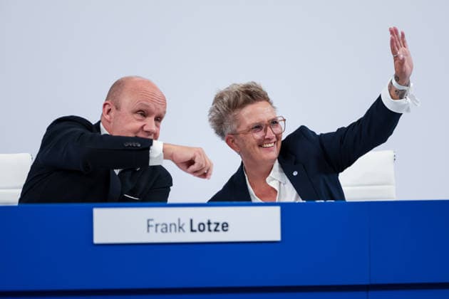 18.07.2026, Mitgliederversammlung 2026 des FC Schalke 04 in der Veltins Arena. v. l. Aufsichtsrat Frank Lotze (FC Schalke 04), Aufsichtsrat Melanie Illburger (FC Schalke 04). Gelsenkirchen Veltins Arena NRW Deutschland xRHR-FOTO DEx *** July 18, 2026, FC Schalke 04 2026 General Meeting at the Veltins Arena; from left: Frank Lotze, FC Schalke 04 Supervisory Board member; Melanie Illburger, FC Schalke 04 Supervisory Board member; Gelsenkirchen, Veltins Arena, North Rhine-Westphalia, Germany; xRHR PHOTO DEx Copyright: DennisxEwert RHR-FOTOx RHR-FOTO DE