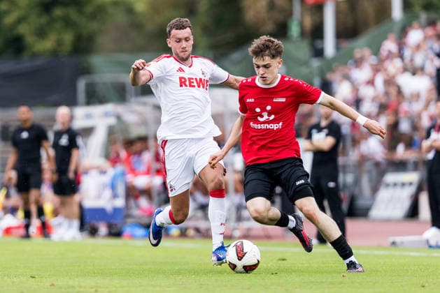 COLOGNE, GERMANY - JULY 18: Constantin Steden (FC Rheinsued Koeln, 7) controls the ball against Luca Waldschmidt (1. FC Koeln, 7) during the first friendly game of season 2026 27 between 1. FC Koeln vs FC Rheinsued Koeln at Suedstadion on July 18, 2026 in Cologne, Germany. North Rhine Westphalia Germany Copyright: xSteffiexWunderlx