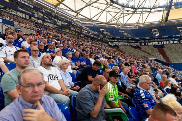 18.07.2026, Mitgliederversammlung 2026 des FC Schalke 04 in der Veltins Arena. Blick auf die volle Haupttribüne. Gelsenkirchen Veltins Arena NRW Deutschland xRHR-FOTO DEx *** July 18, 2026, FC Schalke 04 s 2026 General Meeting at the Veltins Arena; view of the packed main grandstand, Gelsenkirchen, Veltins Arena, North Rhine-Westphalia, Germany xRHR PHOTO DEx Copyright: DennisxEwert RHR-FOTOx RHR-FOTO DE