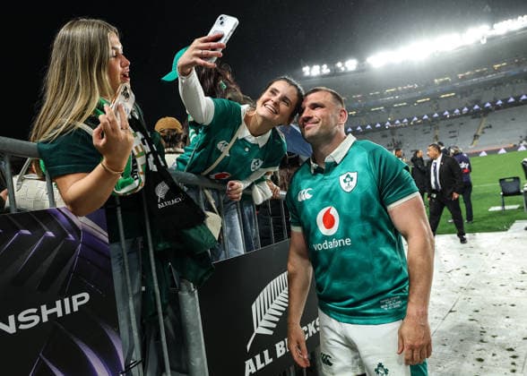 2026 Nations Championship Southern Hemisphere Series, Eden Park, Auckland, New Zealand 18 7 2026 New Zealand All Blacks vs Ireland Ireland s Tadhg Beirne takes a selfie with a fan after the match Tadhg Beirne takes a selfie with a fan after the match 18 7 2026  Copyright: xx BB3_9745
