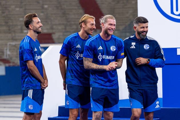 Sport Themen der Woche KW29 Sport Bilder des Tages 18.07.2026, Mitgliederversammlung 2026 des FC Schalke 04 in der Veltins Arena. v. l. Kenan Karaman (FC Schalke 04), Timo Becker (FC Schalke 04), Torwart Loris Karius (FC Schalke 04), Trainer Miron Muslic (FC Schalke 04). Gelsenkirchen Veltins Arena NRW Deutschland xRHR-FOTO DEx *** July 18, 2026, FC Schalke 04 2026 General Meeting at the Veltins Arena; from left: Kenan Karaman (FC Schalke 04), Timo Becker, FC Schalke 04; goalkeeper Loris Karius, FC Schalke 04; coach Miron Muslic, FC Schalke 04; Gelsenkirchen, Veltins Arena, North Rhine-Westphalia, Germany; xRHR PHOTO DEx Copyright: DennisxEwert RHR-FOTOx RHR-FOTO DE