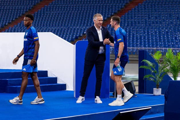 18.07.2026, Mitgliederversammlung 2026 des FC Schalke 04 in der Veltins Arena. v. l. Junior Adamu (FC Schalke 04), Sportvorstand Frank Baumann (FC Schalke 04), Robin Gosens (FC Schalke 04). Gelsenkirchen Veltins Arena NRW Deutschland xRHR-FOTO DEx *** July 18, 2026, FC Schalke 04 2026 General Meeting at the Veltins Arena: from left, Junior Adamu (FC Schalke 04), Sports Director Frank Baumann (FC Schalke 04), Robin Gosens of FC Schalke 04, Gelsenkirchen, Veltins Arena, North Rhine-Westphalia, Germany, xRHR PHOTO DEx Copyright: DennisxEwert RHR-FOTOx RHR-FOTO DE