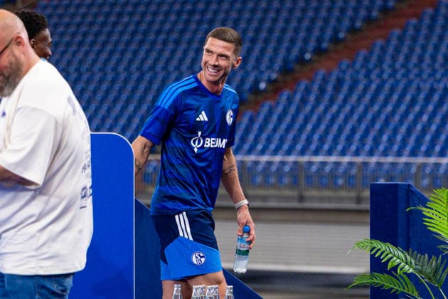Sport Bilder des Tages 18.07.2026, Mitgliederversammlung 2026 des FC Schalke 04 in der Veltins Arena. Robin Gosens (FC Schalke 04). Gelsenkirchen Veltins Arena NRW Deutschland xRHR-FOTO DEx *** July 18, 2026, FC Schalke 04 s 2026 General Meeting at the Veltins Arena Robin Gosens FC Schalke 04 Gelsenkirchen Veltins Arena NRW Germany xRHR PHOTO DEx Copyright: DennisxEwert RHR-FOTOx RHR-FOTO DE