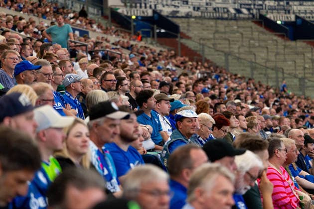 18.07.2026, Mitgliederversammlung 2026 des FC Schalke 04 in der Veltins Arena. Blick auf die volle Haupttribüne. Gelsenkirchen Veltins Arena NRW Deutschland xRHR-FOTO DEx *** July 18, 2026, FC Schalke 04 s 2026 General Meeting at the Veltins Arena; view of the packed main grandstand, Gelsenkirchen, Veltins Arena, North Rhine-Westphalia, Germany xRHR PHOTO DEx Copyright: DennisxEwert RHR-FOTOx RHR-FOTO DE