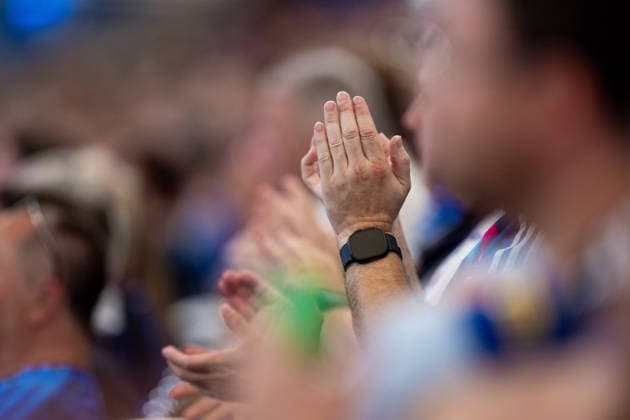 18.07.2026, Mitgliederversammlung 2026 des FC Schalke 04 in der Veltins Arena. Fans klatschen Beifall. Gelsenkirchen Veltins Arena NRW Deutschland xRHR-FOTO DEx *** July 18, 2026, FC Schalke 04 s 2026 General Meeting at the Veltins Arena; fans clap in applause; Gelsenkirchen; Veltins Arena; North Rhine-Westphalia; Germany; xRHR; PHOTO: DEx Copyright: DennisxEwert RHR-FOTOx RHR-FOTO DE