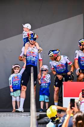 Tour de France 2026 Stage 14 LE MARKSTEIN, FRANCE - JULY 18 : Denz Nico (GER) of Red Bull BORA Hansgrohe on the podium before the start of race during stage 14 of the 113rd edition of Tour de France an UCI World Tour 2.UWT cycling road race stage for Men Elite of 155 km with start in Mulhouse and finish in Le Markstein on July 18, 2026 in Le Markstein, France, 18 07 2026 ( Motordriver Kurt Vandenborre - Le Markstein France  Copyright: xGvgx