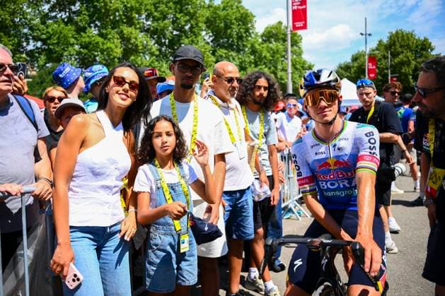 Tour de France 2026 Stage 14 LE MARKSTEIN, FRANCE - JULY 18 : Evenepoel Remco and Oumaima Rayane before the start of the race during stage 14 of the 113rd edition of Tour de France an UCI World Tour 2.UWT cycling road race stage for Men Elite of 155 km with start in Mulhouse and finish in Le Markstein on July 18, 2026 in Le Markstein, France, 18 07 2026 ( Motordriver Kurt Vandenborre - Le Markstein France  Copyright: xGvgx