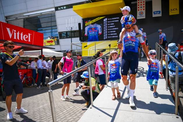 Tour de France 2026 Stage 14 LE MARKSTEIN, FRANCE - JULY 18 : Denz Nico (GER) of Red Bull BORA Hansgrohe and his kids before the start of the race during stage 14 of the 113rd edition of Tour de France an UCI World Tour 2.UWT cycling road race stage for Men Elite of 155 km with start in Mulhouse and finish in Le Markstein on July 18, 2026 in Le Markstein, France, 18 07 2026 ( Motordriver Kurt Vandenborre - Le Markstein France  Copyright: xGvgx