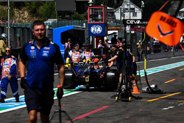 F1 - BELGIAN GRAND PRIX 2026 06 HADJAR Isack (fra), Red Bull Racing Ford RB22, pitlane, mechanic, mecanicien, mechanics during the Formula 1 Belgian Grand Prix 2026, 10th round of the 2026 Formula One World Championship, WM, Weltmeisterschaft from July 17 to 19, 2026 on the Circuit de Spa-Francorchamps, in Stavelot, Belgium -  Copyright: xALBERTOxVIMERCATIx