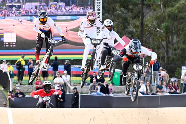 Sport Bilder des Tages RECORD DATE NOT STATED 18th July 2026; Brisbane SX International BMX Centre, Brisbane, Queensland, Australia: 2026 UCI BMX Racing World Championships, Day Two; 99 Loris AEBERHARD (Men Elite) SUI leads 233 Jan Anton Jakob SKRZYPEK (Men Elite) GER during round 1 heats NigelxOwen