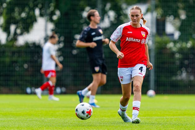Testspiel: VfB Stuttgart vs. 1. FSV Mainz 05; 18.07.2026 Stuttgart, GERMANY - 18. July 2027: Katharina Schäfer (VfB Stuttgart, 4) während dem Warmup vor dem Testspiel zwischen dem VfB Stuttgart und dem 1. FSV Mainz 05 auf dem Sportgelände des Clubzentrum des VfB Stuttgart. *** Friendly Match: VfB Stuttgart vs. 1. FSV Mainz 05, July 18, 2026, Stuttgart, GERMANY July 18, 2027 Katharina Schäfer VfB Stuttgart, 4 during the warm-up before the friendly match between VfB Stuttgart and 1 FSV Mainz 05 at the sports complex of the VfB Stuttgart Club Center Copyright: xBEAUTIFULxSPORTS Steinx