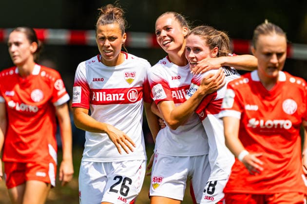 Testspiel: VfB Stuttgart vs. 1. FSV Mainz 05; 18.07.2026 Stuttgart, GERMANY - 18. July 2027: Nicole Billa (VfB Stuttgart, 26), Jana Beuschlein (VfB Stuttgart, 20) und die Torschützin zum 1:1 Ausgleich Reena Wichmann (VfB Stuttgart, 28) während dem Testspiel zwischen dem VfB Stuttgart und dem 1. FSV Mainz 05 auf dem Sportgelände des Clubzentrum des VfB Stuttgart. *** Friendly Match: VfB Stuttgart vs. 1. FSV Mainz 05, July 18, 2026, Stuttgart, GERMANY, July 18, 2027, Nicole Billa (VfB Stuttgart, 26), Jana Beuschlein, VfB Stuttgart, 20, and Reena Wichmann, VfB Stuttgart, 28, who scored the goal to tie the game at 1–1, during the friendly match between VfB Stuttgart and 1. FSV Mainz 05 at the sports complex of the VfB Stuttgart Club Center Copyright: xBEAUTIFULxSPORTS Steinx