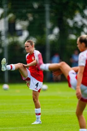 Testspiel: VfB Stuttgart vs. 1. FSV Mainz 05; 18.07.2026 Stuttgart, GERMANY - 18. July 2027: Katharina Schäfer (VfB Stuttgart, 4) während dem Warmup vor dem Testspiel zwischen dem VfB Stuttgart und dem 1. FSV Mainz 05 auf dem Sportgelände des Clubzentrum des VfB Stuttgart. *** Friendly Match: VfB Stuttgart vs. 1. FSV Mainz 05, July 18, 2026, Stuttgart, GERMANY July 18, 2027 Katharina Schäfer VfB Stuttgart, 4 during the warm-up before the friendly match between VfB Stuttgart and 1 FSV Mainz 05 at the sports complex of the VfB Stuttgart Club Center Copyright: xBEAUTIFULxSPORTS Steinx