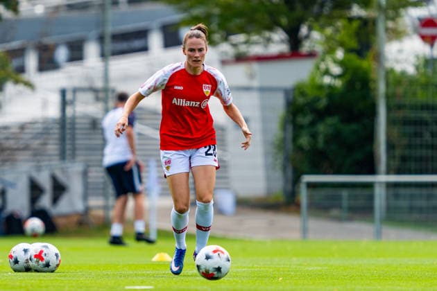 Testspiel: VfB Stuttgart vs. 1. FSV Mainz 05; 18.07.2026 Stuttgart, GERMANY - 18. July 2027: Reena Wichmann (VfB Stuttgart, 28) während dem Warmup vor dem Testspiel zwischen dem VfB Stuttgart und dem 1. FSV Mainz 05 auf dem Sportgelände des Clubzentrum des VfB Stuttgart. *** Friendly Match: VfB Stuttgart vs. 1. FSV Mainz 05, July 18, 2026, Stuttgart, GERMANY July 18, 2027 Reena Wichmann VfB Stuttgart, 28, during the warm-up before the friendly match between VfB Stuttgart and 1 FSV Mainz 05 at the sports complex of the VfB Stuttgart Club Center Copyright: xBEAUTIFULxSPORTS Steinx