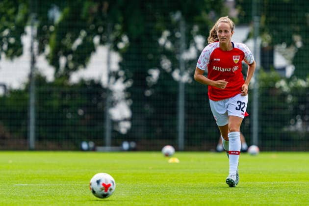 Testspiel: VfB Stuttgart vs. 1. FSV Mainz 05; 18.07.2026 Stuttgart, GERMANY - 18. July 2027: Tamar Dongus (VfB Stuttgart, 32) während dem Warmup vor dem Testspiel zwischen dem VfB Stuttgart und dem 1. FSV Mainz 05 auf dem Sportgelände des Clubzentrum des VfB Stuttgart. *** Friendly Match: VfB Stuttgart vs. 1. FSV Mainz 05, July 18, 2026, Stuttgart, GERMANY July 18, 2027 Tamar Dongus VfB Stuttgart, 32, during the warm-up before the friendly match between VfB Stuttgart and 1 FSV Mainz 05 at the sports complex of the VfB Stuttgart Club Center Copyright: xBEAUTIFULxSPORTS Steinx