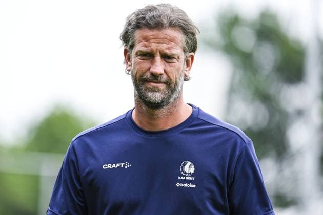 Gent s head coach Rik De Mil pictured at the start of a friendly game between KAA Gent and Dutch FC Twente, at the summer training camp of Belgian first division soccer team KAA Gent in De Lutte, Losser, the Netherlands on Saturday 18 July 2026, to prepare for the upcoming 2026-2027 season. TOM GOYVAERTS TomxGoyvaerts  x181411045x