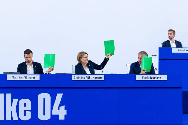 18.07.2026, Mitgliederversammlung 2026 des FC Schalke 04 in der Veltins Arena. v. l. Vorstandsvorsitzender Matthias Tillmann (FC Schalke 04), Vorständin Finanzen Christina Rühl-Hamers (FC Schalke 04), Sportvorstand Frank Baumann (FC Schalke 04) heben die Stimmkarten. Gelsenkirchen Veltins Arena NRW Deutschland xRHR-FOTO DEx *** July 18, 2026, FC Schalke 04 2026 General Members Meeting at the Veltins Arena: (from left) Matthias Tillmann, Chairman of the Board of FC Schalke 04; Christina Rühl Hamers, Chief Financial Officer of FC Schalke 04; Frank Baumann, Director of Sports at FC Schalke 04, holding up their voting cards; Gelsenkirchen, Veltins Arena, North Rhine-Westphalia, Germany; xRHR PHOTO DEx Copyright: DennisxEwert RHR-FOTOx RHR-FOTO DE