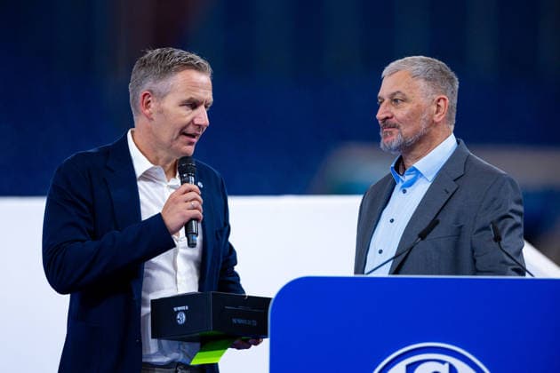 18.07.2026, Mitgliederversammlung 2026 des FC Schalke 04 in der Veltins Arena. v. l. Vorsitzender des Aufsichtsrates Axel Hefer (FC Schalke 04), Vorsitzender des Wahlausschusses Stefan Schorlemmer (FC Schalke 04). Gelsenkirchen Veltins Arena NRW Deutschland xRHR-FOTO DEx *** July 18, 2026, FC Schalke 04 2026 General Meeting at the Veltins Arena; from left: Axel Hefer, Chairman of the Supervisory Board, FC Schalke 04; Stefan Schorlemmer, Chairman of the Election Committee, FC Schalke 04, Gelsenkirchen, Veltins Arena, North Rhine-Westphalia, Germany; xRHR PHOTO DEx Copyright: DennisxEwert RHR-FOTOx RHR-FOTO DE
