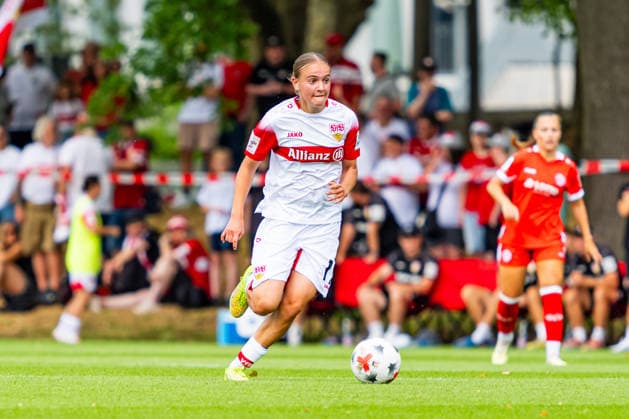 Testspiel: VfB Stuttgart vs. 1. FSV Mainz 05; 18.07.2026 Stuttgart, GERMANY - 18. July 2027: Muriel Dürr (VfB Stuttgart, 17) während dem Testspiel zwischen dem VfB Stuttgart und dem 1. FSV Mainz 05 auf dem Sportgelände des Clubzentrum des VfB Stuttgart. *** Friendly Match: VfB Stuttgart vs. 1. FSV Mainz 05, July 18, 2026, Stuttgart, GERMANY July 18, 2027 Muriel Dürr VfB Stuttgart, 17, during the friendly match between VfB Stuttgart and 1 FSV Mainz 05 at the sports complex of the VfB Stuttgart Club Center Copyright: xBEAUTIFULxSPORTS Steinx