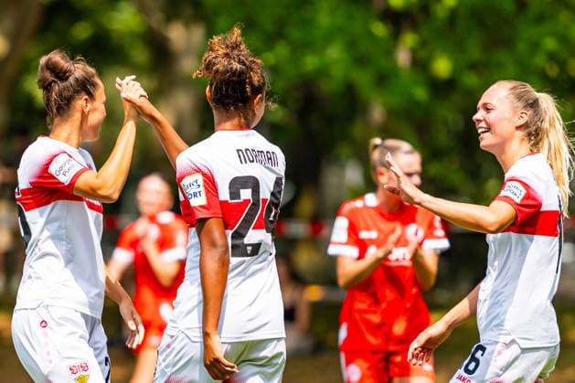 Testspiel: VfB Stuttgart vs. 1. FSV Mainz 05; 18.07.2026 Stuttgart, GERMANY - 18. July 2027: Nicole Billa (VfB Stuttgart, 26) und Janina Hechler (VfB Stuttgart, 16) gratulieren Katana Norman (VfB Stuttgart, 24) zum 2:1 Treffer während dem Testspiel zwischen dem VfB Stuttgart und dem 1. FSV Mainz 05 auf dem Sportgelände des Clubzentrum des VfB Stuttgart. *** Friendly Match: VfB Stuttgart vs. 1. FSV Mainz 05, July 18, 2026, Stuttgart, GERMANY, July 18, 2027. Nicole Billa (VfB Stuttgart, 26) and Janina Hechler (VfB Stuttgart, 16, congratulate Katana Norman of VfB Stuttgart, 24, on her 2-1 goal during the friendly match between VfB Stuttgart and 1 FSV Mainz 05 at the sports complex of the VfB Stuttgart Club Center Copyright: xBEAUTIFULxSPORTS Steinx