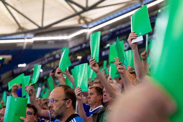 18.07.2026, Mitgliederversammlung 2026 des FC Schalke 04 in der Veltins Arena. Mitglieder heben ihre Stimmkarten hoch. Gelsenkirchen Veltins Arena NRW Deutschland xRHR-FOTO DEx *** July 18, 2026, FC Schalke 04 s 2026 General Meeting at the Veltins Arena; members hold up their voting cards; Gelsenkirchen, Veltins Arena, North Rhine-Westphalia, Germany; xRHR; PHOTO: DEx Copyright: DennisxEwert RHR-FOTOx RHR-FOTO DE