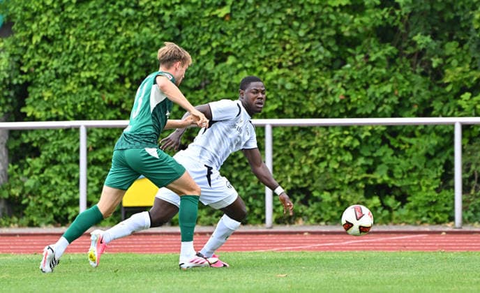 18.07.2026 - Fussball - Saison 2026 2027 - Testspiel Freundschaftsspiel Vorbereitungsspiel - SpVgg Greuther Fürth ( Kleeblatt ) - FC Zürich - Sportfoto Zink MeZi - xmexzix - regulations prohibit any use of photographs as image sequences and or quasi-video - only for editorial use - Jannik Dehm ( 23, SpVgg Greuther Fürth ) Umeh Emmanuel (11, FC Zürich, rechts ) *** July 18, 2026 Soccer Season 2026–2027 Exhibition Match Friendly Match Preseason Match SpVgg Greuther Fürth Kleeblatt FC Zurich Sports Photo Zink MeZi xmexzix Regulations prohibit any use of photographs as image sequences and or quasi-video; for editorial use only. Jannik Dehm 23, SpVgg Greuther Fürth; Umeh Emmanuel 11, FC Zurich, on the right