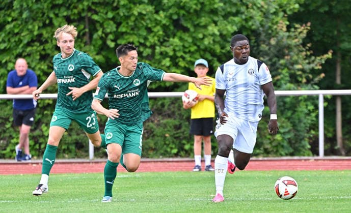 Sport Bilder des Tages 18.07.2026 - Fussball - Saison 2026 2027 - Testspiel Freundschaftsspiel Vorbereitungsspiel - SpVgg Greuther Fürth ( Kleeblatt ) - FC Zürich - Sportfoto Zink MeZi - xmexzix - regulations prohibit any use of photographs as image sequences and or quasi-video - only for editorial use - Shinta Appelkamp (8, SpVgg Greuther Fürth ) Umeh Emmanuel (11, FC Zürich, rechts ) *** July 18, 2026 Soccer Season 2026–2027 Exhibition Match Friendly Match Preseason Match SpVgg Greuther Fürth Kleeblatt FC Zurich Sports Photo Zink MeZi xmexzix Regulations prohibit any use of photographs as image sequences and or quasi-video; for editorial use only Shinta Appelkamp 8, SpVgg Greuther Fürth; Umeh Emmanuel 11, FC Zurich, right