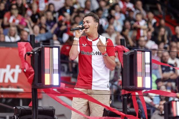 ROTTERDAM - Flemming sings to Feyenoord fans during the Feyenoord Festival, formerly the Feyenoord Open Day. At the festival, the players of Feyenoord 1 and Feyenoord Women 1 are presented to the supporters. BART STOUTJESDIJK ANP xVIxANPxSportx xxANPxIVx 563774910 originalFilename: 563774910.jpg