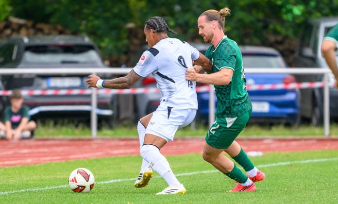 18.07.2026 - Fussball - Saison 2026 2027 - Testspiel Freundschaftsspiel Vorbereitungsspiel - SpVgg Greuther Fürth ( Kleeblatt ) - FC Zürich - Sportfoto Zink - xwoxzix - regulations prohibit any use of photographs as image sequences and or quasi-video - only for editorial use - Juan Jose Perea Mendoza (9, FC Zürich ) Jannis Heuer (22, SpVgg Greuther Fürth ) *** July 18, 2026 Soccer Season 2026–2027 Exhibition Match Friendly Match Preseason Match SpVgg Greuther Fürth Kleeblatt FC Zurich Sports Photo Zink xwoxzix regulations prohibit any use of photographs as image sequences and or quasi-video; for editorial use only Juan Jose Perea Mendoza 9, FC Zurich; Jannis Heuer 22, SpVgg Greuther Fürth