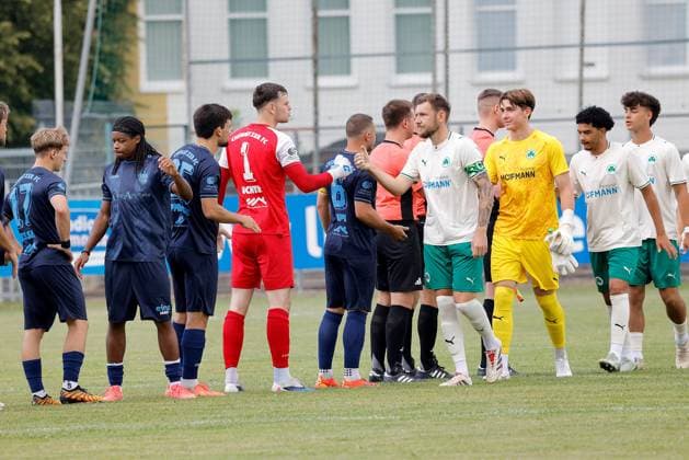 CFC vs Greuther Fürth U23 18.07.2026 Chemnitz, Stadion an der Irkutsker Straße, Fussball, Regionalliga Nordost, , Testspiel , CFC, CFC vs Greuther Fürth U23 Die Mannschaften begrüßen sich Chemnitz Sachsen BRD *** CFC vs. Greuther Fürth U23, July 18, 2026, Chemnitz, Stadion an der Irkutsker Straße, Sports, Soccer, Northeast Regional League, , Friendly Match, CFC, CFC vs. Greuther Fürth U23 The teams greet each other, Chemnitz, Saxony, Germany