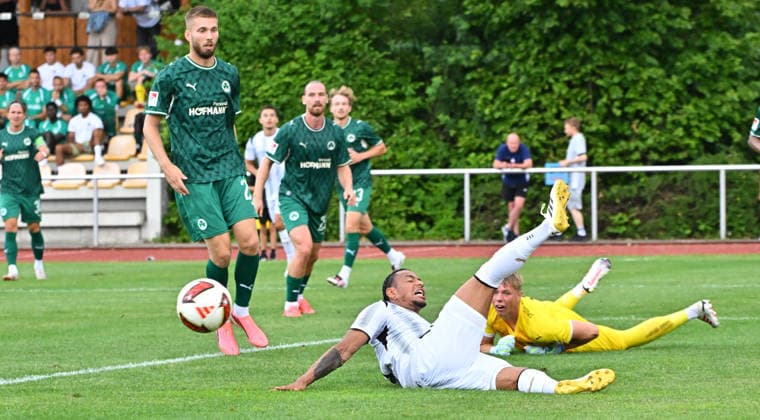 18.07.2026 - Fussball - Saison 2026 2027 - Testspiel Freundschaftsspiel Vorbereitungsspiel - SpVgg Greuther Fürth ( Kleeblatt ) - FC Zürich - Sportfoto Zink MeZi - xmexzix - regulations prohibit any use of photographs as image sequences and or quasi-video - only for editorial use - Juan Jose Perea Mendoza (9, FC Zürich ) verpasst - Florian Hellstern (1, SpVgg Greuther Fürth ) dahinter *** July 18, 2026 Soccer Season 2026–2027 Exhibition Match Friendly Match Preseason Match SpVgg Greuther Fürth Kleeblatt FC Zurich Sports Photo Zink MeZi xmexzix regulations prohibit any use of photographs as image sequences and or quasi-video; for editorial use only Juan Jose Perea Mendoza 9, FC Zurich misses; Florian Hellstern 1, SpVgg Greuther Fürth behind him