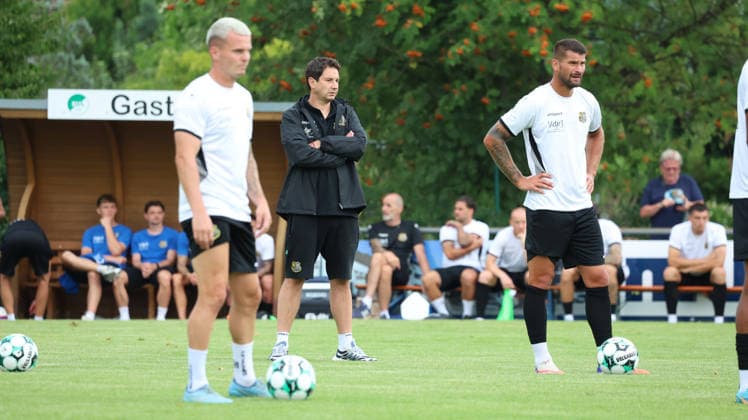 18.07.2026, xrekx, Fussball Testspiel, SV Sandhausen - 1. FC Saarbruecken v.l. Florian Pick (1.FC Saarbruecken) Argirios Giannikis Trainer (1.FC Saarbruecken) Kai Brünker Bruenker (1.FC Saarbruecken) (DFL DFB REGULATIONS PROHIBIT ANY USE OF PHOTOGRAPHS as IMAGE SEQUENCES and or QUASI-VIDEO) Lautenbach *** July 18, 2026, xrekx, Soccer Friendly Match, SV Sandhausen 1 FC Saarbrücken v l Florian Pick 1 FC Saarbrücken Argirios Giannikis Coach 1 FC Saarbrücken Kai Brünker Bruenker 1 FC Saarbrücken DFL DFB REGULATIONS PROHIBIT ANY USE OF PHOTOGRAPHS as IMAGE SEQUENCand or QUASI-VIDEO Lautenbach