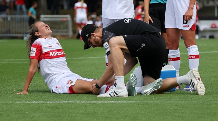 2026.07.18, Deutschland, Stuttgart, Fußball VfB Stuttgart Frauen vs. 1. FSV Mainz, v.l. Tamar Lea Dongus (VfB) wird am Knie behandelt *** July 18, 2026, Germany, Stuttgart, Soccer: VfB Stuttgart Women vs. 1. FSV Mainz; from left: Tamar Lea Dongus of VfB is receiving treatment on her knee