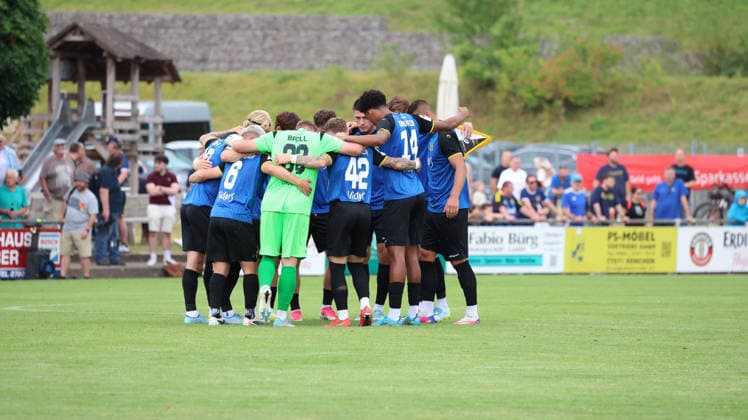 18.07.2026, xrekx, Fussball Testspiel, SV Sandhausen - 1. FC Saarbruecken v.l. Teamkreis 1.FC Saarbruecken (DFL DFB REGULATIONS PROHIBIT ANY USE OF PHOTOGRAPHS as IMAGE SEQUENCES and or QUASI-VIDEO) Lautenbach *** July 18, 2026, xrekx, soccer exhibition match, SV Sandhausen 1 vs. FC Saarbrücken v l Teamkreis 1 FC Saarbrücken DFL DFB REGULATIONS PROHIBIT ANY USE OF PHOTOGRAPHS as IMAGE SEQUENCES and or QUASI-VIDEO Lautenbach