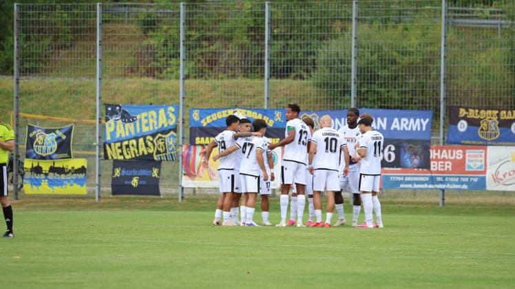 18.07.2026, xrekx, Fussball Testspiel, SV Sandhausen - 1. FC Saarbruecken v.l. Teamkreis SV Sandhausen Yannick Osee (SV Sandhausen) (DFL DFB REGULATIONS PROHIBIT ANY USE OF PHOTOGRAPHS as IMAGE SEQUENCES and or QUASI-VIDEO) Lautenbach *** July 18, 2026, xrekx, soccer exhibition match, SV Sandhausen 1 vs. FC Saarbrücken v l Teamkreis SV Sandhausen Yannick Osee SV Sandhausen DFL DFB REGULATIONS PROHIBIT ANY USE OF PHOTOGRAPHS as IMAGE SEQUENCES and or QUASI-VIDEO Lautenbach