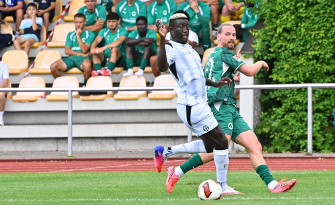 18.07.2026 - Fussball - Saison 2026 2027 - Testspiel Freundschaftsspiel Vorbereitungsspiel - SpVgg Greuther Fürth ( Kleeblatt ) - FC Zürich - Sportfoto Zink MeZi - xmexzix - regulations prohibit any use of photographs as image sequences and or quasi-video - only for editorial use - Philippe Paulin Keny (19, FC Zürich ) vor Jannis Heuer (22, SpVgg Greuther Fürth ) *** July 18, 2026 Soccer Season 2026–2027 Exhibition Match Friendly Match Preseason Match SpVgg Greuther Fürth Kleeblatt FC Zurich Sports Photo Zink MeZi xmexzix Regulations prohibit any use of photographs as image sequences and or quasi-video; for editorial use only. Philippe Paulat Keny 19, FC Zurich vs. Jannis Heuer 22, SpVgg Greuther Fürth