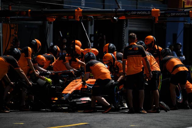 F1 - BELGIAN GRAND PRIX 2026 81 PIASTRI Oscar (aus), McLaren F1 Team MCL40, pitlane, mechanic, mecanicien, mechanics during the Formula 1 Belgian Grand Prix 2026, 10th round of the 2026 Formula One World Championship, WM, Weltmeisterschaft from July 17 to 19, 2026 on the Circuit de Spa-Francorchamps, in Stavelot, Belgium -  Copyright: xALBERTOxVIMERCATIx