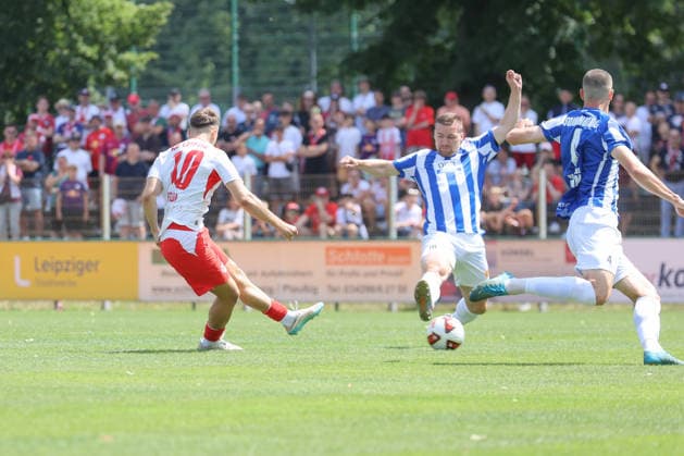 18.07.2026, xtgx, Fussball Testspiel, RB Leipzig - VSG Altglienicke emspor, v.l. Brajan Gruda (Leipzig, 10) schiesst Tor, schießt, Torschuetze, erzielt Tor, Treffer, scores the goal 1:0 (DFL DFB REGULATIONS PROHIBIT ANY USE OF PHOTOGRAPHS as IMAGE SEQUENCES and or QUASI-VIDEO) Markranstädt *** July 18, 2026, xtgx, Soccer Friendly Match, RB Leipzig vs. VSG Altglienicke emspor, from left: Brajan Gruda (Leipzig), No. 10 scores a goal, shoots, goal scorer, scores a goal, goal, scores the goal 1–0 DFL DFB REGULATIONS PROHIBIT ANY USE OF PHOTOGRAPHS as IMAGE SEQUENCES and or QUASI-VIDEO Markranstädt