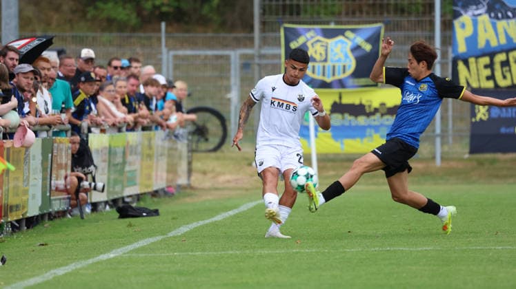 18.07.2026, xrekx, Fussball Testspiel, SV Sandhausen - 1. FC Saarbruecken v.l. Seyhan Yigit (SV Sandhausen) Seung-Joon Lee (1. FC Saarbruecken) Zweikampf, Aktion, action, battle for the ball (DFL DFB REGULATIONS PROHIBIT ANY USE OF PHOTOGRAPHS as IMAGE SEQUENCES and or QUASI-VIDEO) Lautenbach *** July 18, 2026, xrekx, Soccer Friendly Match, SV Sandhausen vs. 1. FC Saarbrücken, Seyhan Yigit (SV Sandhausen), Seung Joon Lee (1. FC Saarbrücken), Tackle, Action, battle for the ball. DFL and DFB regulations prohibit any use of photographs as image sequences and or quasi-video. Lautenbach