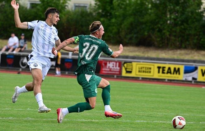 18.07.2026 - Fussball - Saison 2026 2027 - Testspiel Freundschaftsspiel Vorbereitungsspiel - SpVgg Greuther Fürth ( Kleeblatt ) - FC Zürich - Sportfoto Zink - xwoxzix - regulations prohibit any use of photographs as image sequences and or quasi-video - only for editorial use - Selmin Hodza (32, FC Zürich ) Felix Klaus (30, SpVgg Greuther Fürth ) *** July 18, 2026 Soccer Season 2026–2027 Exhibition Match Friendly Match Preseason Match SpVgg Greuther Fürth Kleeblatt FC Zurich Sports Photo Zink xwoxzix Regulations prohibit any use of photographs as image sequences and or quasi-video; for editorial use only. Selmin Hodza 32, FC Zurich; Felix Klaus, 30, SpVgg Greuther Fürth