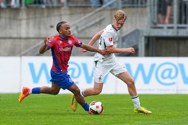 Sport Bilder des Tages 18.07.2026, xydrx, Fußball, Testspiel, Wuppertaler SV - Borussia Mönchengladbach, Saison 2026 2027, Stadion am Zoo: Ariyou Ayinla (Wuppertaler SV, 27) im Zweikampf gegen Edin Biber (Borussia Moenchengladbach, 24) DFB regulations prohibit any use of photographs as image sequences and or quasi-video. *** July 18, 2026, xydrx, soccer, exhibition match, Wuppertaler SV vs. Borussia Mönchengladbach, 2026–2027 season, Stadion am Zoo, Ariyou Ayinla (Wuppertaler SV), 27, in a tackle against Edin Biber (Borussia Mönchengladbach), 24. DFB regulations prohibit any use of photographs as image sequences and or quasi-video. Copyright: HMBxMedia YannisxDreimann