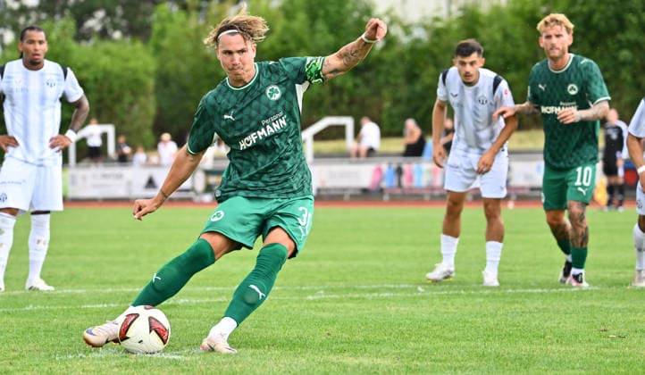 18.07.2026 - Fussball - Saison 2026 2027 - Testspiel Freundschaftsspiel Vorbereitungsspiel - SpVgg Greuther Fürth ( Kleeblatt ) - FC Zürich - Sportfoto Zink - xwoxzix - regulations prohibit any use of photographs as image sequences and or quasi-video - only for editorial use - Felix Klaus (30, SpVgg Greuther Fürth ) erzielt Treffer Tor Torschuß zum 1:0 per Elfmeter Strafstoß *** July 18, 2026 Soccer Season 2026–2027 Exhibition Match Friendly Match Preseason Match SpVgg Greuther Fürth Kleeblatt FC Zurich Sports Photo Zink xwoxzix Regulations prohibit any use of photographs as image sequences and or quasi-video; for editorial use only. Felix Klaus 30, SpVgg Greuther Fürth scores a goal—a 1–0 shot on goal from a penalty kick