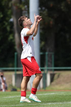 Testspiel: RB Leipzig - VSG Altglienicke, 18.07.26 Torschütze Brajan Gruda (10, RB Leipzig) mit Tor-Jubel gen Himmel. Fußball, Saison-Vorbereitung 2026 2027, Testspiel: RB Leipzig (1. Bundesliga) vs. VSG Altglienicke Berlin (Regionalliga Nordost) am 18.07.26 im Stadion am Bad, Markranstädt. *** Friendly Match: RB Leipzig vs. VSG Altglienicke, July 18, 2026; Goal Scorer: Brajan Gruda (10); RB Leipzig Celebrates Goal by Raising Arms to the Sky; Soccer; 2026–2027 Preseason; Friendly match: RB Leipzig (1. Bundesliga) vs. VSG Altglienicke (Berlin Regionalliga Nordost) on July 18, 2026, at Stadion am Bad, Markranstädt Copyright: xBEAUTIFULxSPORTS JanxKaeferx