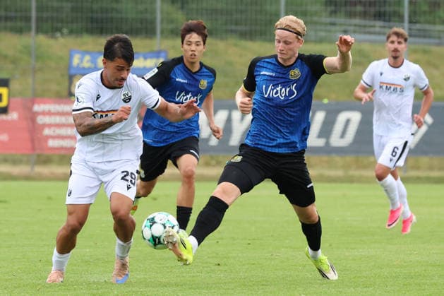 18.07.2026, xrekx, Fussball Testspiel, SV Sandhausen - 1. FC Saarbruecken v.l. Tasos Leonidis (SV Sandhausen) Anton Baeuerle (1. FC Saarbruecken) Zweikampf, Aktion, action, battle for the ball (DFL DFB REGULATIONS PROHIBIT ANY USE OF PHOTOGRAPHS as IMAGE SEQUENCES and or QUASI-VIDEO) Lautenbach *** July 18, 2026, xrekx, Soccer Friendly Match, SV Sandhausen vs. 1. FC Saarbrücken, Tasos Leonidis, SV Sandhausen, Anton Baeuerle, 1. FC Saarbrücken, Tackle, Action, battle for the ball. DFL and DFB regulations prohibit any use of photographs as image sequences and or quasi-video. Lautenbach