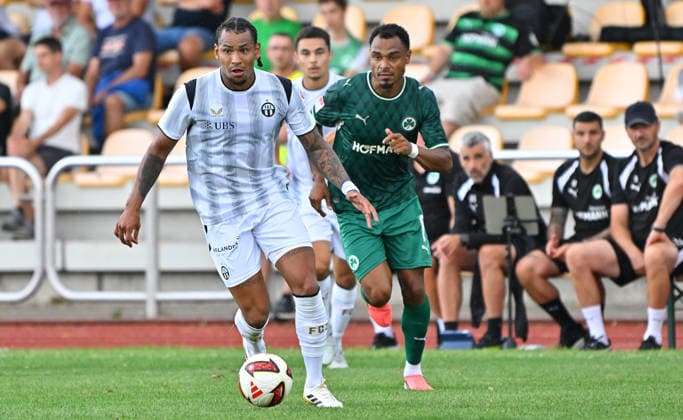 18.07.2026 - Fussball - Saison 2026 2027 - Testspiel Freundschaftsspiel Vorbereitungsspiel - SpVgg Greuther Fürth ( Kleeblatt ) - FC Zürich - Sportfoto Zink MeZi - xmexzix - regulations prohibit any use of photographs as image sequences and or quasi-video - only for editorial use - Juan Jose Perea Mendoza (9, FC Zürich ) vor Sacha Banse Bansé (6, SpVgg Greuther Fürth ) *** July 18, 2026 Soccer Season 2026–2027 Exhibition Match Friendly Match Preseason Match SpVgg Greuther Fürth Kleeblatt FC Zurich Sports Photo Zink MeZi xmexzix Regulations prohibit any use of photographs as image sequences and or quasi-video; for editorial use only. Juan Jose Perea Mendoza 9, FC Zurich in front of Sacha Banse Bansé 6, SpVgg Greuther Fürth