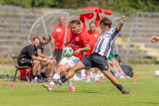 Ingolstadt, Deutschland 18. Juli 2026: Bayernliga Nord - 2026 2027 - Sp. 1 - FC Ingolstadt 04 II gegen FSV Stadeln Im Bild: v. li. im Zweikampf Marco Hennemann(Stadeln) und Timo Hengmith (FCI II) ESV Stadion Bayern *** Ingolstadt, Germany, July 18, 2026; Bayernliga Nord 2026–2027, Match 1: FC Ingolstadt 04 II vs. FSV Stadeln. Pictured, from left, in a tackle: Marco Hennemann (Stadeln) and Timo Hengmith (FCI II). ESV Stadium, Bavaria. Copyright: xFotostandx xSchäferx